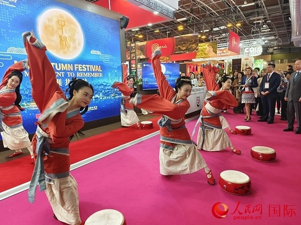 “你好！中國”展臺開幕式上的中國傳統(tǒng)舞蹈表演。人民網(wǎng)記者 尚凱元攝