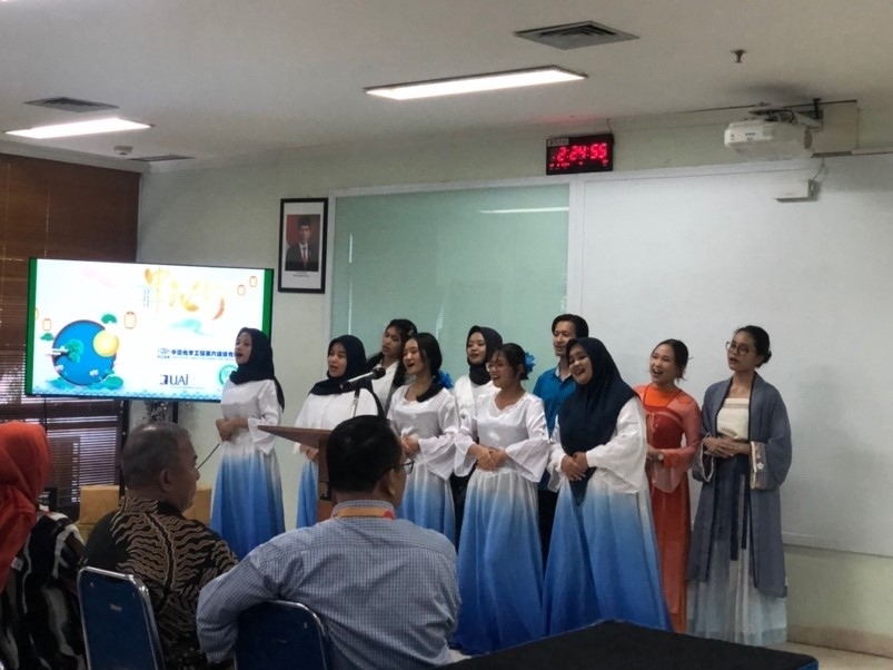 阿拉扎大學(xué)中文系學(xué)生演唱中文歌曲?；顒又鬓k方供圖