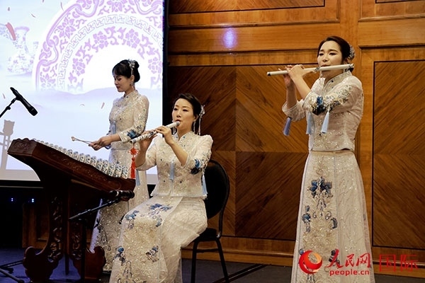 來自景德鎮(zhèn)的陶瓷音樂會在中秋佳節(jié)給英國倫敦的觀眾帶來了別樣的文化體驗。人民網(wǎng)記者 邢雪攝