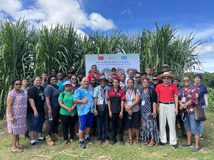 2024年2月28日，來(lái)自巴布亞新幾內(nèi)亞、湯加、庫(kù)克群島、薩摩亞、瑙魯?shù)葒?guó)家的“太平洋島國(guó)菌草技術(shù)培訓(xùn)班”學(xué)員在斐濟(jì)布拉阿格魯菌草技術(shù)示范基地合影。新華社發(fā)（中國(guó)援斐濟(jì)菌草技術(shù)示范中心供圖）