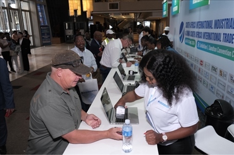 客商現(xiàn)場注冊參觀展會。主辦方供圖