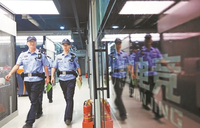 ▲7月6日，山西省新絳縣公安局龍興派出所組織警力對網(wǎng)吧等場所進行集中治安檢查。高新生攝