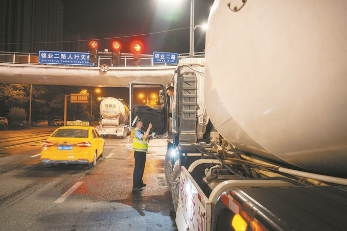 7月25日，陜西省西安市公安局交警支隊開展全市中重型貨車及面包車違法異地互查整治行動。孫崇明攝