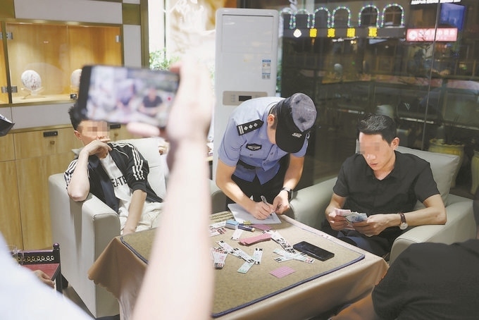 9月7日，云南省昆明市公安機關(guān)對棋牌室開展檢查。