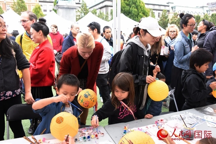 小朋友參加燈籠繪畫體驗。人民網(wǎng)記者 殷淼攝