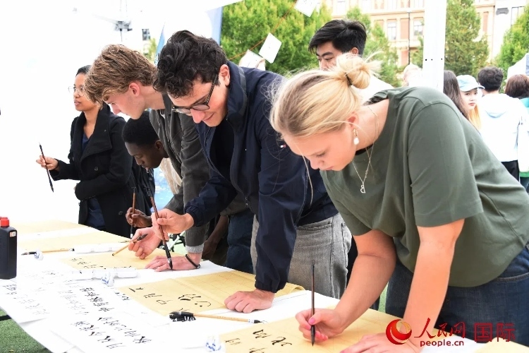 體驗中國書法。人民網(wǎng)記者 殷淼攝