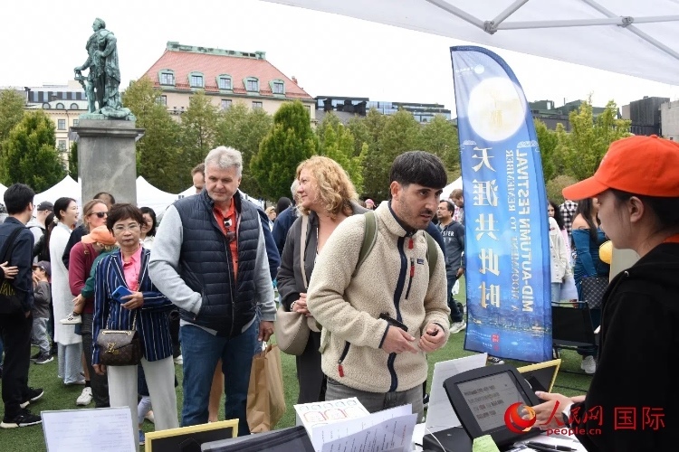 排隊等候品嘗中國美食的游客。人民網(wǎng)記者 殷淼攝