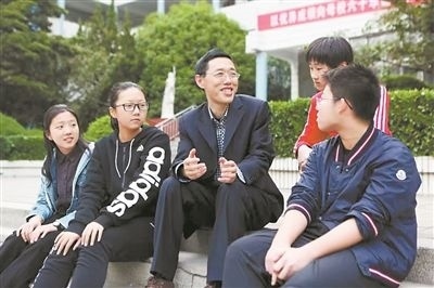 淮北市首批高層次人才儲備金獲得者、淮北市第一中學教師陳超（左三）在與學生交談?；幢笔形瞬殴ぷ骶止﹫D
