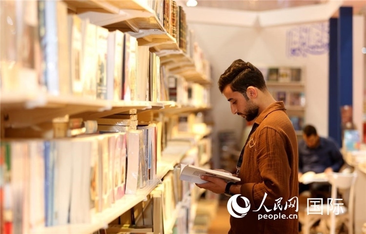 一位民眾在讀書。人民網(wǎng)中東中心分社奧馬爾·哈利勒攝