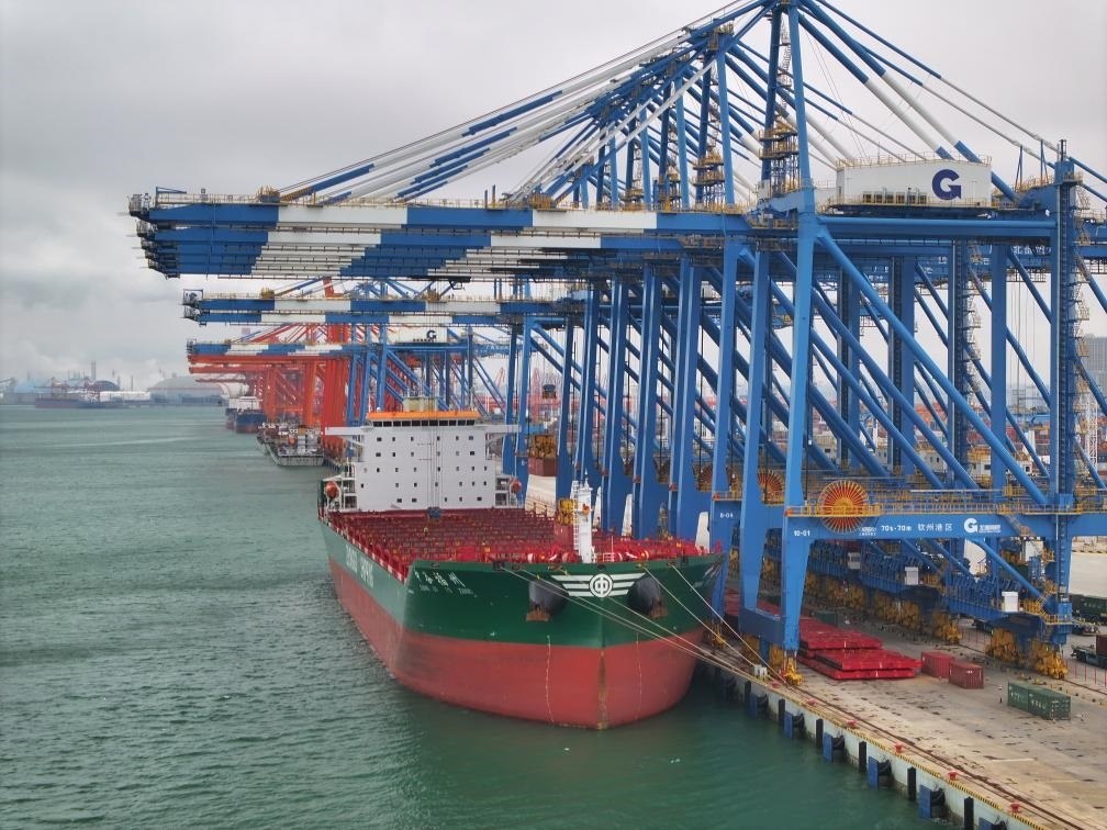 2月23日拍攝的廣西北部灣港欽州港區(qū)的碼頭堆場(chǎng)（無人機(jī)照片）。新華社記者 周華 攝