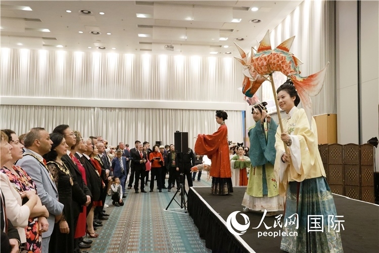 2、留學生表演了漢服展示《絲路霓裳》。邢雪攝