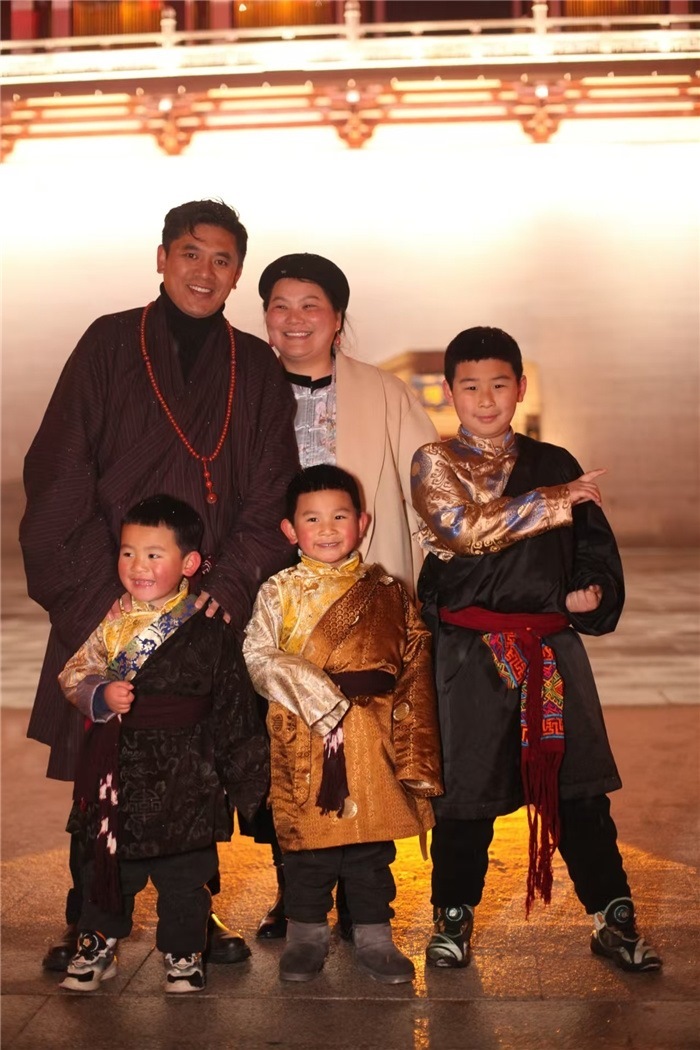 康定的節(jié)日氛圍多元和諧。圖為2024年元宵夜，洛讓銀登一家五口在旅行中拍攝的合影。資料圖片