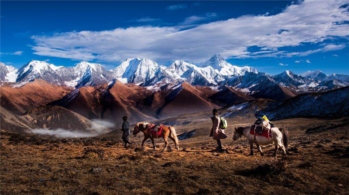 “守護(hù)貢嘎”是當(dāng)?shù)卮迕駱闼氐男拍詈妥园l(fā)的行動(dòng)。圖為貢嘎山“馬背巡護(hù)隊(duì)”開展日常巡護(hù)工作 林革文攝