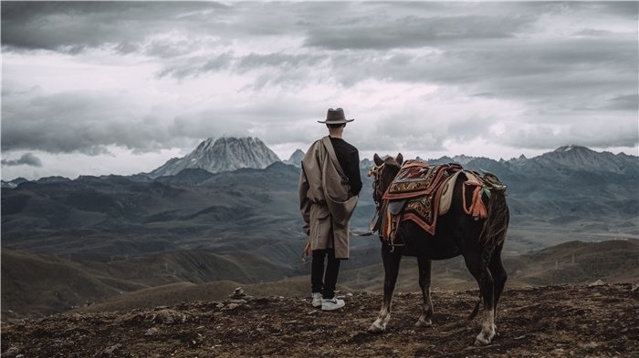 在康定八郎生都星空營地，村里的青年丹真德勒牽馬注視世代生活的家園。八郎村提供