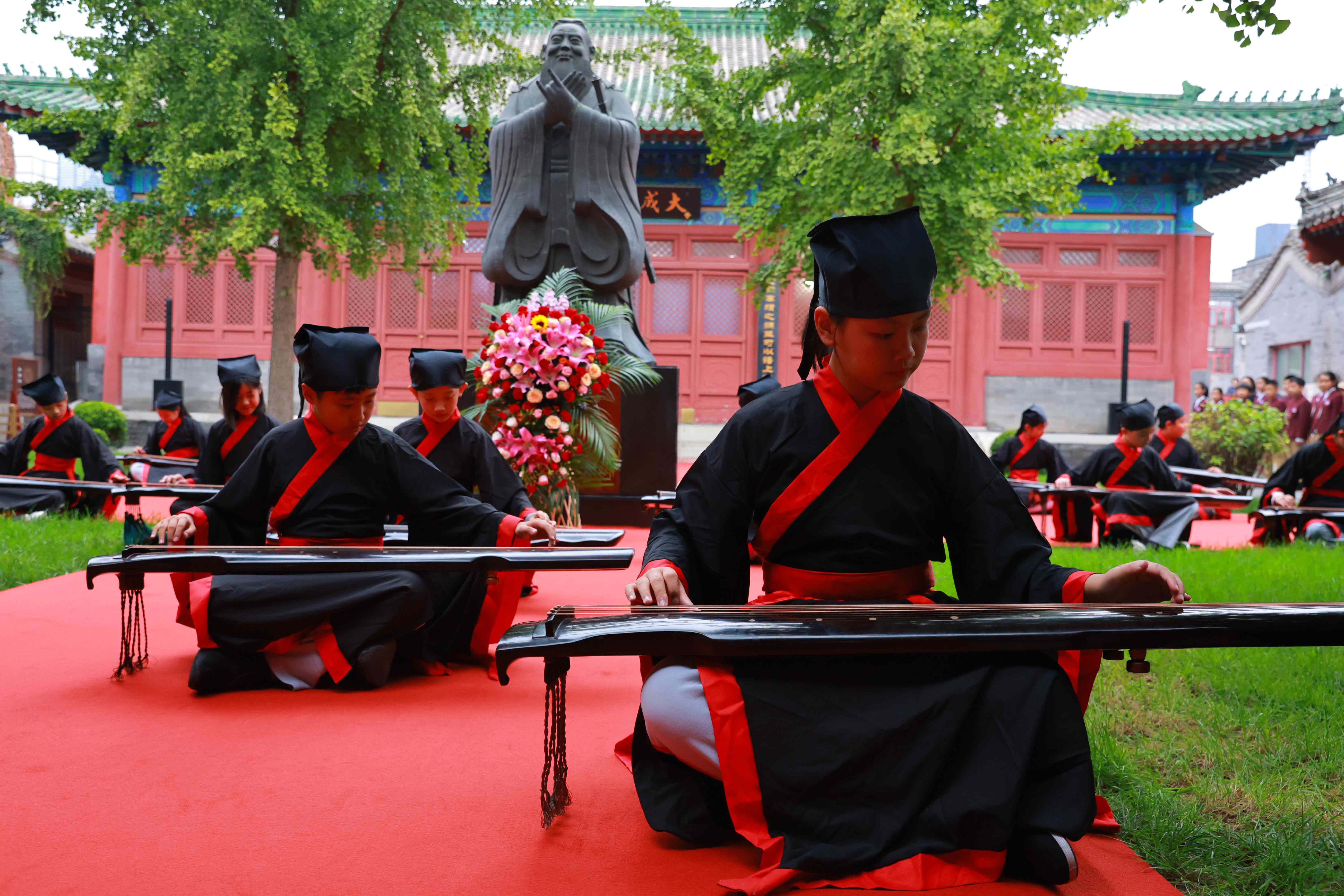 古琴表演《至圣先師孔子歌》。校方供圖