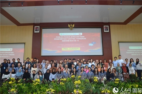 與會嘉賓與阿拉扎大學(xué)師生合影。人民網(wǎng)記者 李培松攝