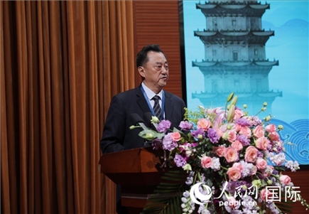 北京語言大學黨委書記倪海東在“走進中華文明——海絲印記 世遺泉州”主題人文交流活動中致辭。人民網(wǎng) 王婧攝