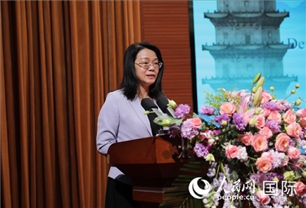 福建省人民政府外事辦公室副主任黃劭蓉在“走進中華文明——海絲印記 世遺泉州”主題人文交流活動中致辭。人民網(wǎng) 王婧攝