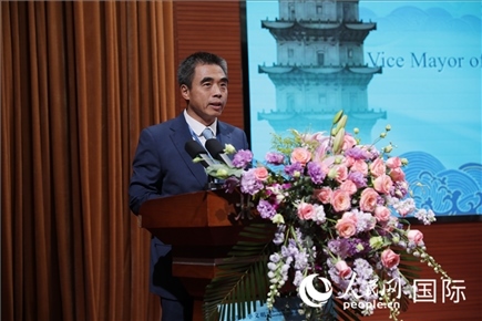 泉州市人民政府副市長姚飛在“走進中華文明——海絲印記 世遺泉州”主題人文交流活動中致辭。人民網(wǎng) 王婧攝