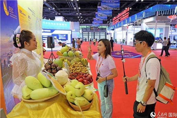 在東博會(huì)泰國展區(qū)，參觀者在向泰方工作人員了解泰國水果情況。人民網(wǎng)記者趙益普攝