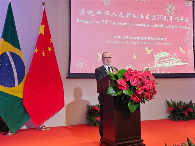 巴西外交部駐東北部地區(qū)辦公室主任德寶拉大使在招待會上致辭。 中國駐累西腓總領(lǐng)館供圖