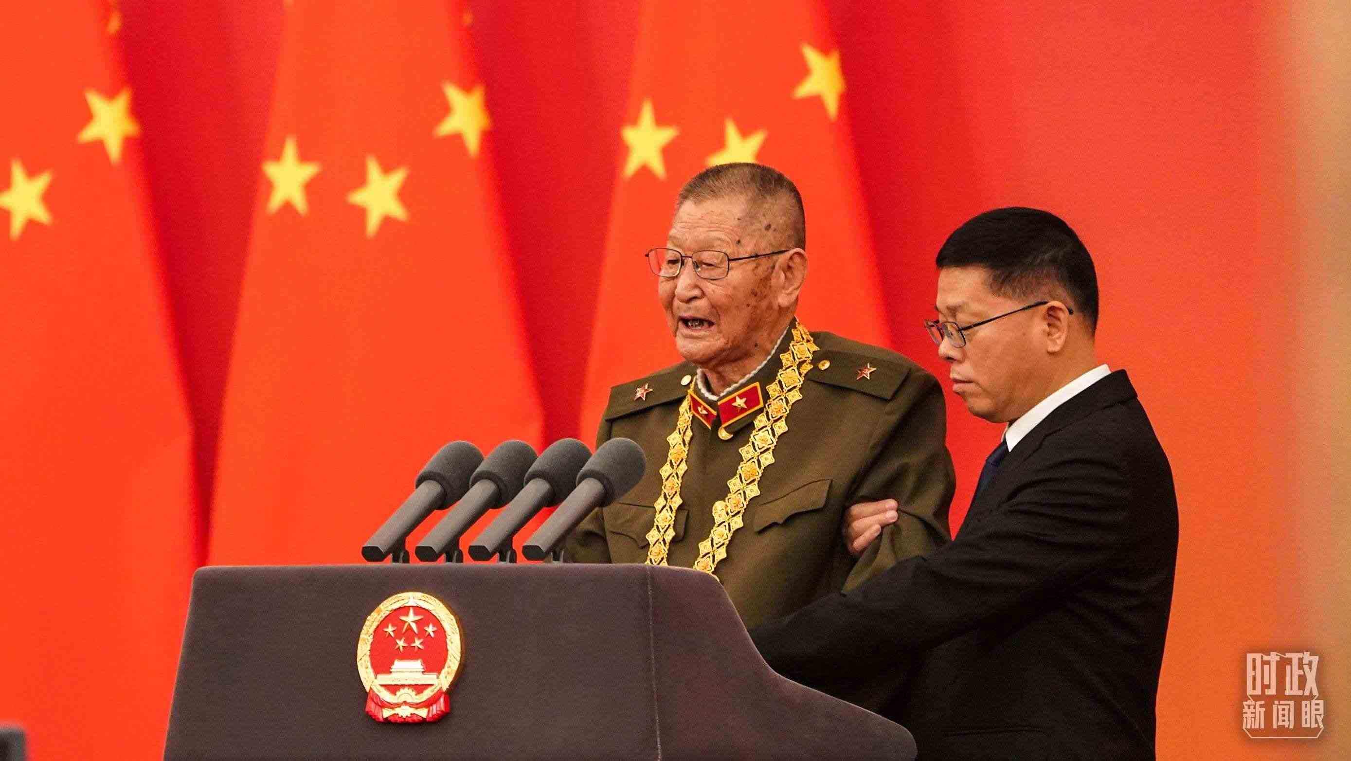 “共和國(guó)勛章”獲得者黃宗德在頒授儀式上發(fā)言。（總臺(tái)記者李晉拍攝）