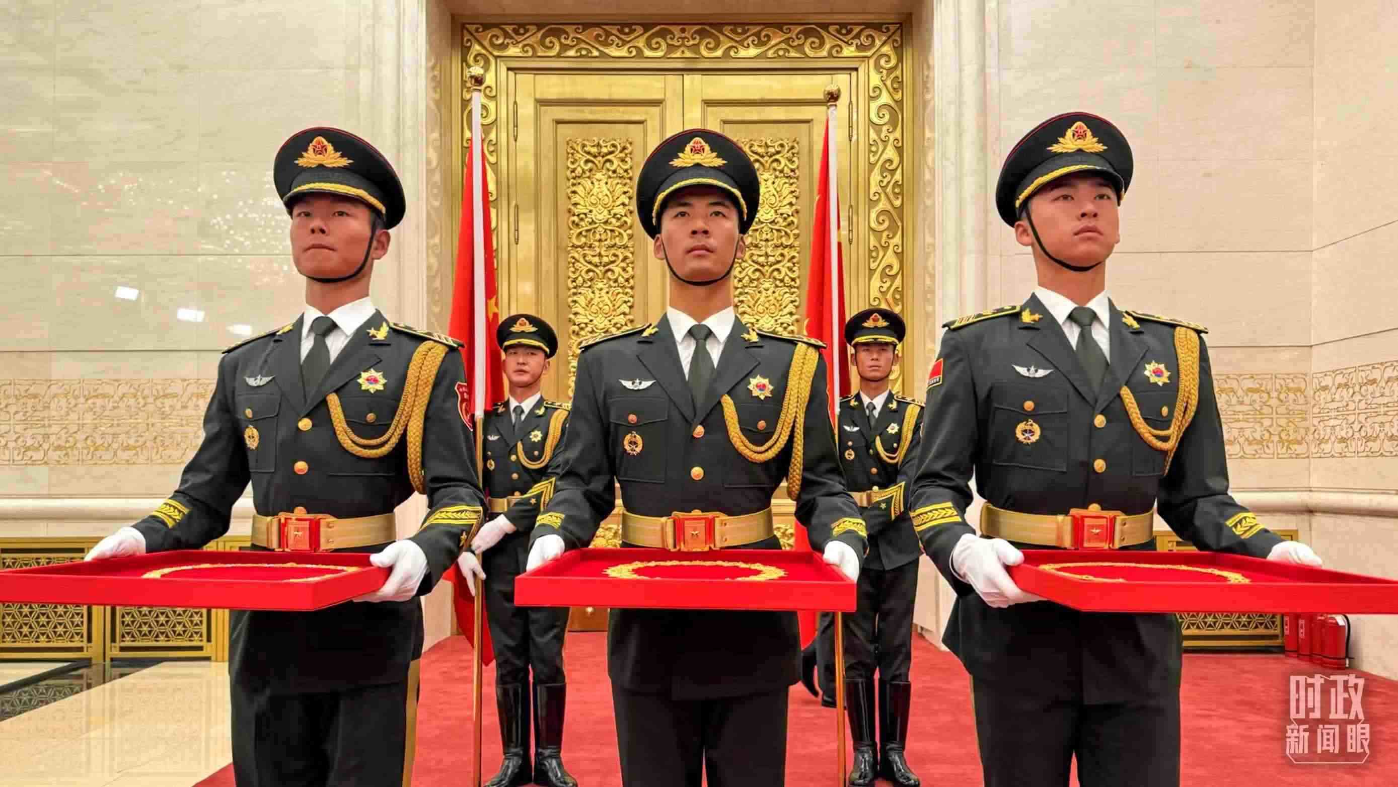 禮兵手捧共和國(guó)勛章、友誼勛章和國(guó)家榮譽(yù)稱號(hào)獎(jiǎng)?wù)隆＃偱_(tái)央視記者李增仁拍攝）