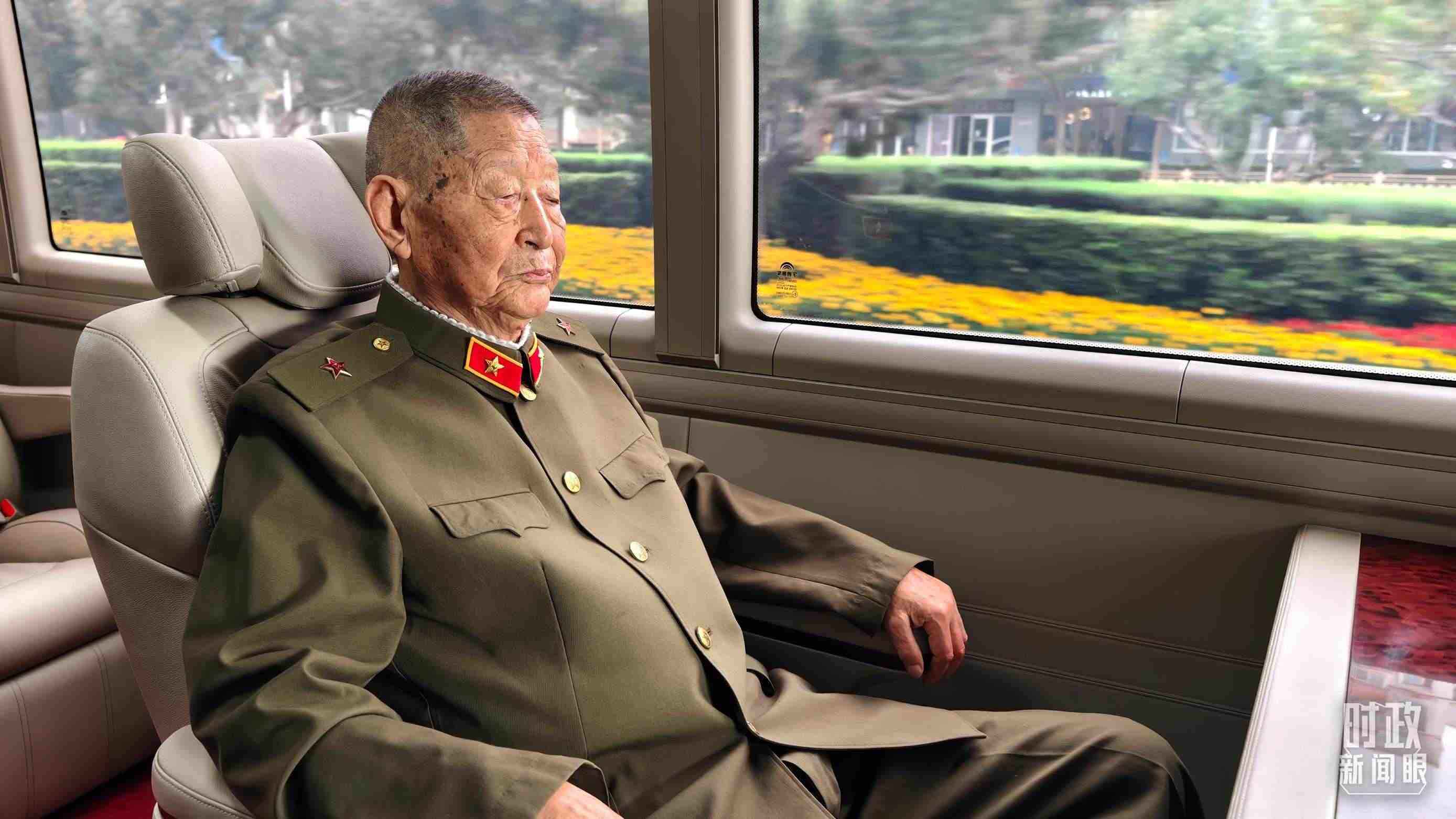 “共和國(guó)勛章”獲得者黃宗德乘坐禮賓車前往人民大會(huì)堂。（總臺(tái)央視記者胡瑋拍攝）