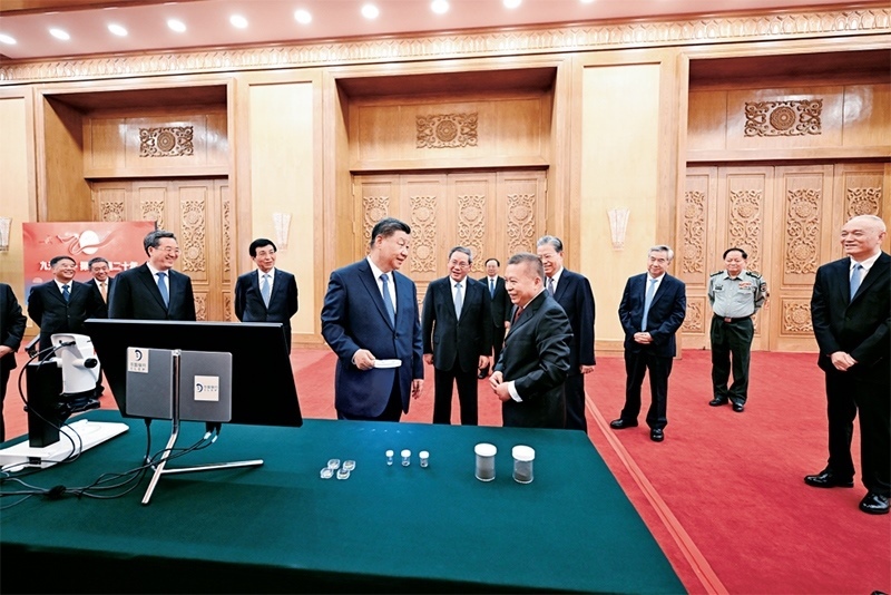 2024年9月23日，黨和國家領(lǐng)導(dǎo)人習(xí)近平、李強(qiáng)、趙樂際、王滬寧、蔡奇、丁薛祥、李希等在人民大會堂接見探月工程嫦娥六號任務(wù)參研參試人員代表并參觀月球樣品和探月工程成果展覽。這是習(xí)近平等參觀月球樣品和探月工程成果展覽。 新華社記者 謝環(huán)馳/攝