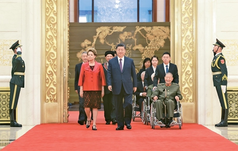 2024年9月29日，中華人民共和國國家勛章和國家榮譽(yù)稱號頒授儀式在北京人民大會堂金色大廳隆重舉行。中共中央總書記、國家主席、中央軍委主席習(xí)近平同國家勛章和國家榮譽(yù)稱號獲得者一同步入會場。 新華社記者 王曄/攝