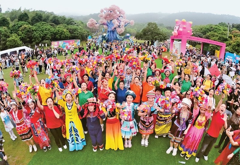 自2014年起，廣西持續(xù)舉辦“廣西三月三·八桂嘉年華”活動，各地民族民俗活動次第登臺，精彩紛呈，這個傳統(tǒng)民族節(jié)慶已演變?yōu)楦髯迦嗣窆蚕砉矘返墓?jié)日盛會和知名文化旅游品牌。圖為2024年4月11日在南寧市拍攝的活動主會場。 新華社記者 周華/攝