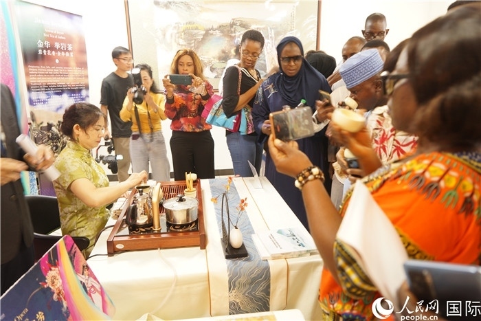 觀(guān)眾品嘗金華舉巖茶。人民網(wǎng)記者 姜宣攝