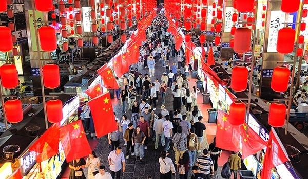 國慶臨近，河南省洛陽市老城歷史文化街區(qū)裝扮一新，國旗招展，處處洋溢著濃厚的國慶節(jié)日氛圍。來源：人民圖片網(wǎng)