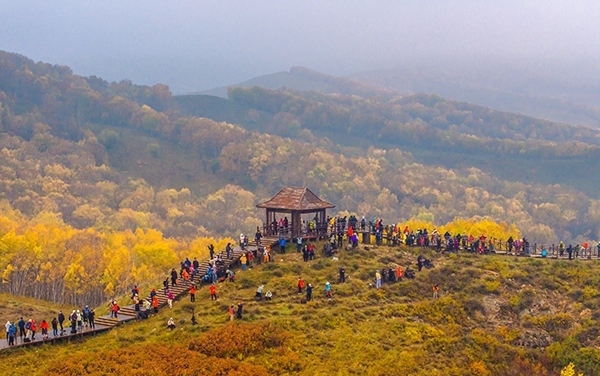 2024年9月27日，內蒙古自治區(qū)赤峰市克什克騰旗烏蘭布統(tǒng)景區(qū)層林盡染，游人如織，風光如畫。來源：人民圖片網(wǎng)