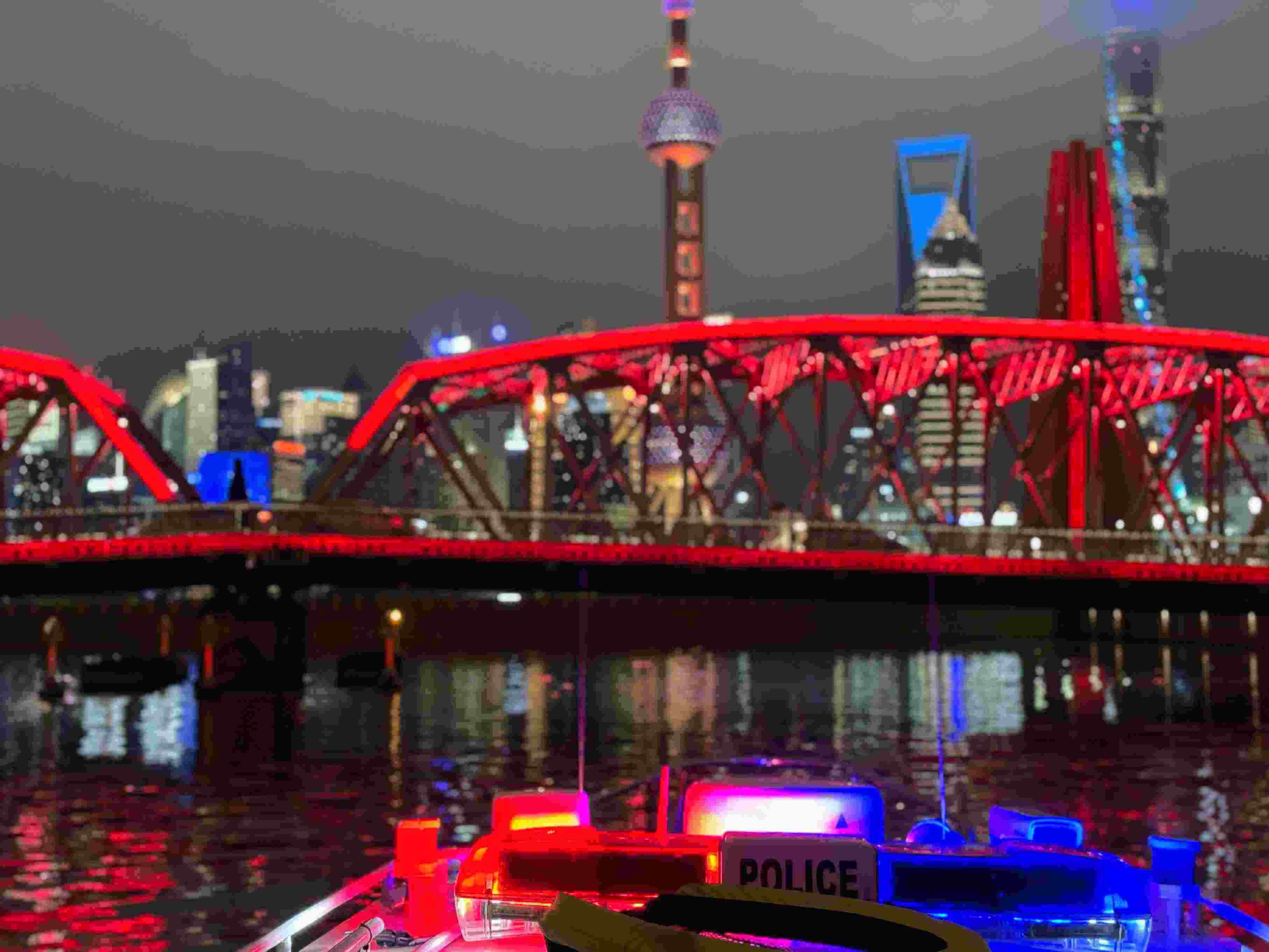 公安艇夜間巡邏。人民網記者 郝萍攝