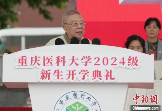 圖為陳宏礎(chǔ)教授為新生帶來(lái)“開(kāi)學(xué)第一課”。中新網(wǎng)記者 周毅 攝