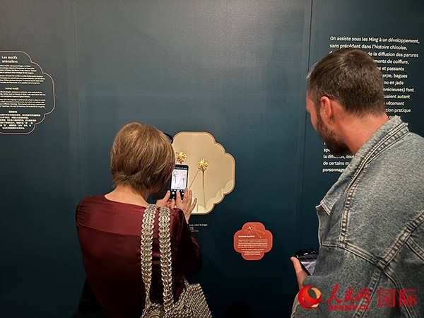  法國觀眾在展區(qū)拍照留念。人民網記者 于超凡攝