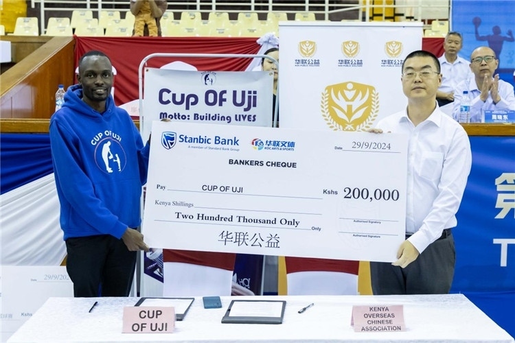 “華聯(lián)公益”與當(dāng)?shù)貙W(xué)校供餐公益組織簽訂長(zhǎng)期愛(ài)心捐助備忘錄。主辦方供圖