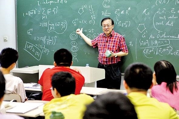 姚期智為清華大學學生授課。