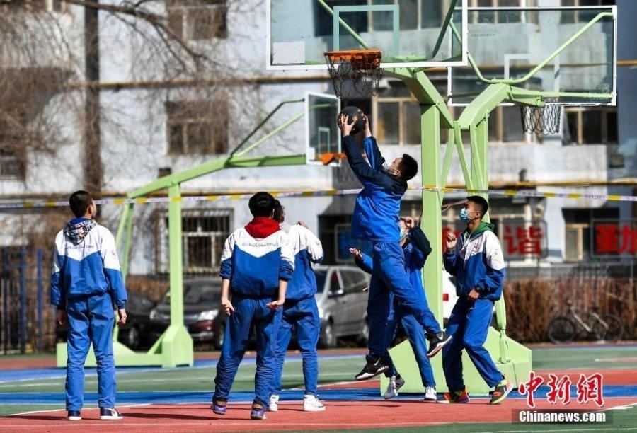 資料圖：初中生在課間休息時(shí)打籃球。中新社記者 劉新 攝