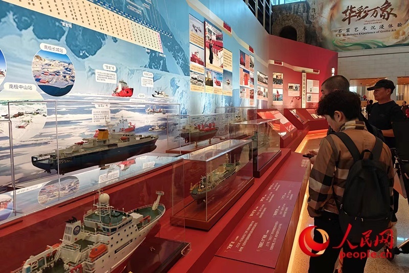 觀眾正在參觀中國極地考察40周年成就展。人民網(wǎng)記者 韋衍行攝