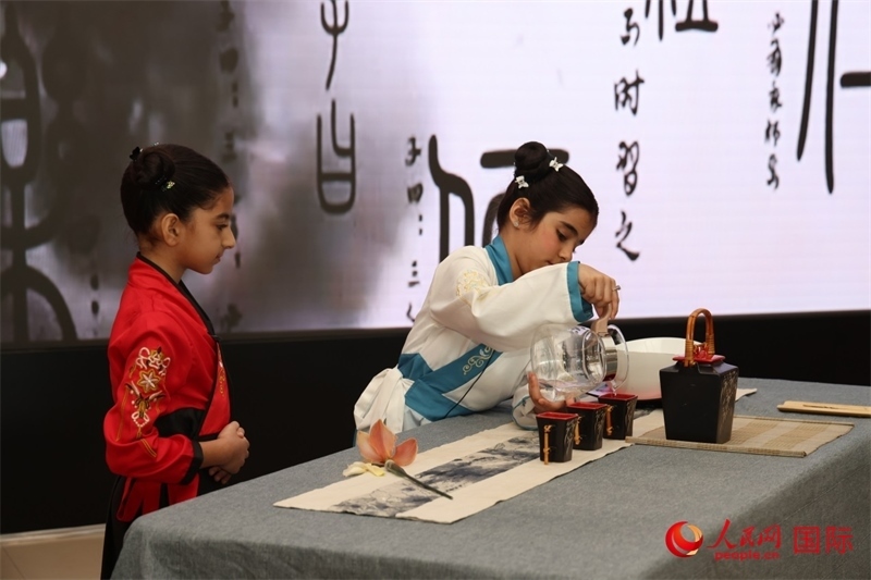 富查伊拉當(dāng)?shù)貙W(xué)校學(xué)生表演茶藝。人民網(wǎng)記者任皓宇攝