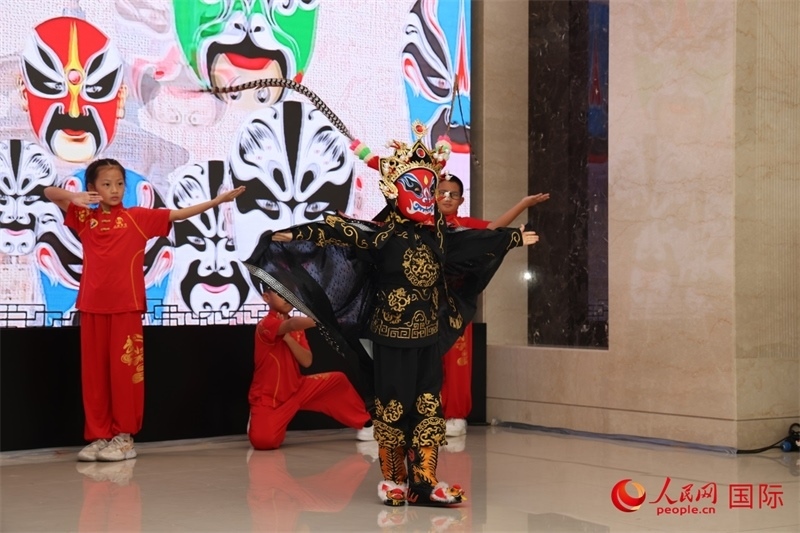 迪拜中國學(xué)校學(xué)生表演變臉。人民網(wǎng)記者任皓宇攝