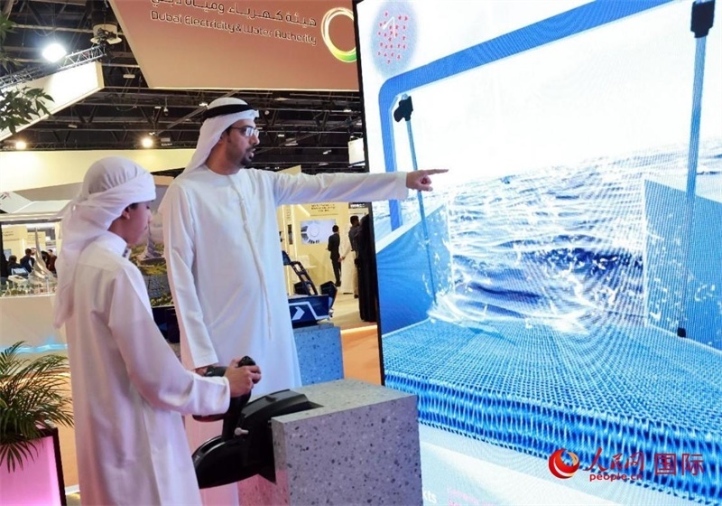 一名兒童在模擬操作船舶，撿拾海洋垃圾。人民網(wǎng)記者管克江攝