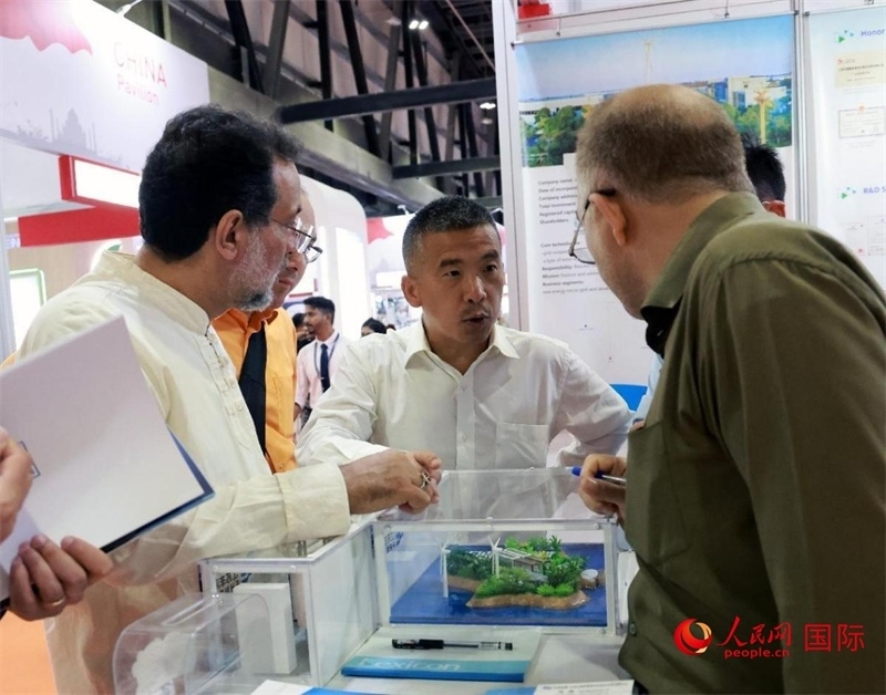 中企推出的綠色能源海水淡化系統(tǒng)吸引了參展商關(guān)注。人民網(wǎng)記者管克江攝