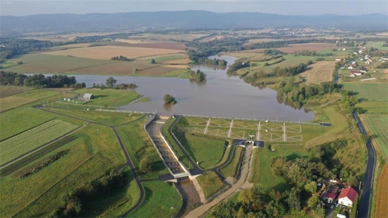 克羅斯水庫項目蓄洪泄洪場景（圖片由中國電建提供）