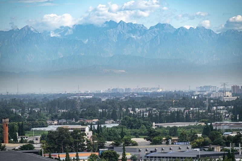 2024年7月1日，成都天氣晴好，遠(yuǎn)處雪山清晰可見。