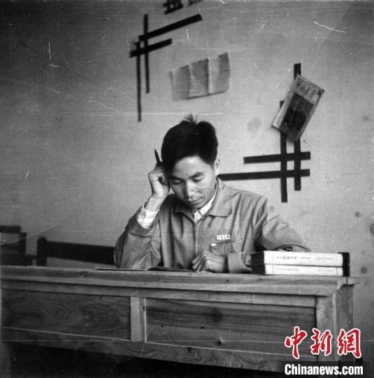 大學(xué)時(shí)期，龍樂(lè)豪在教室自習(xí)。(中國(guó)運(yùn)載火箭技術(shù)研究院供圖)