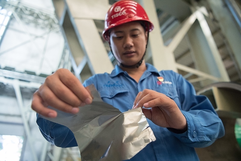 2018年8月8日，山西省太原市，太鋼不銹鋼精密帶鋼有限公司工作人員用手撕開不銹鋼。