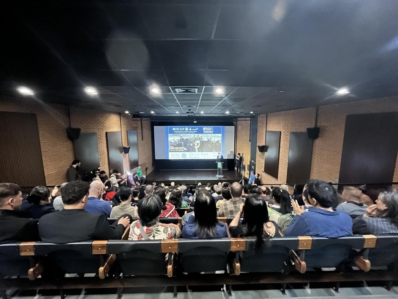 當(dāng)?shù)貢r間10月3日晚，由巴西圣保羅州立大學(xué)孔子學(xué)院舉辦的第九屆圣保羅中國電影展在圣保羅文化中心拉開帷幕。巴西圣保羅州立大學(xué)孔子學(xué)院供圖